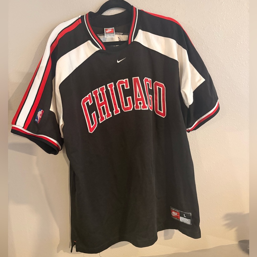 Vintage 1990s Chicago Bulls Nike Black Red White Team Patch Tee